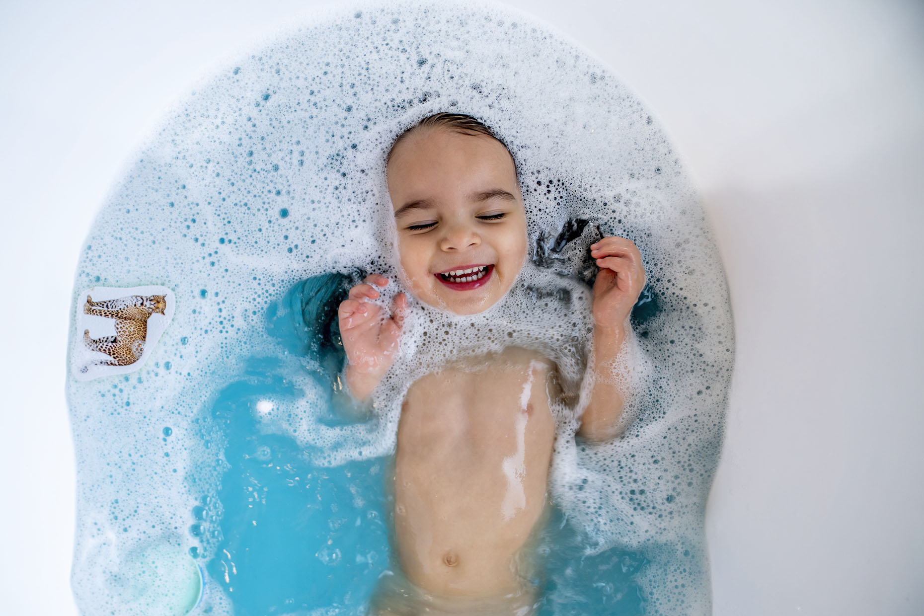 Happy-girl-in-bubble-bath-is20210227_1148