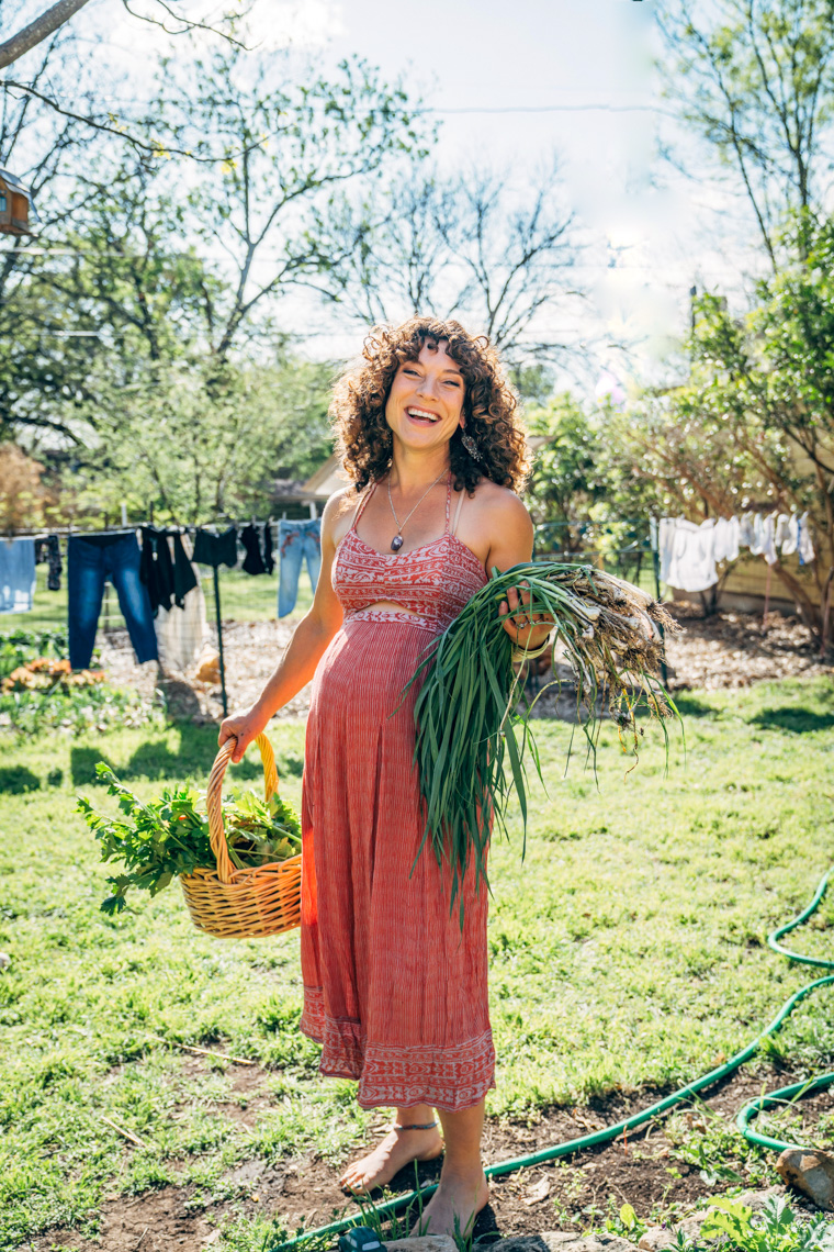 Smiling-pregnant-woman-picking-veggies-outside-is20210328_Elona_0055